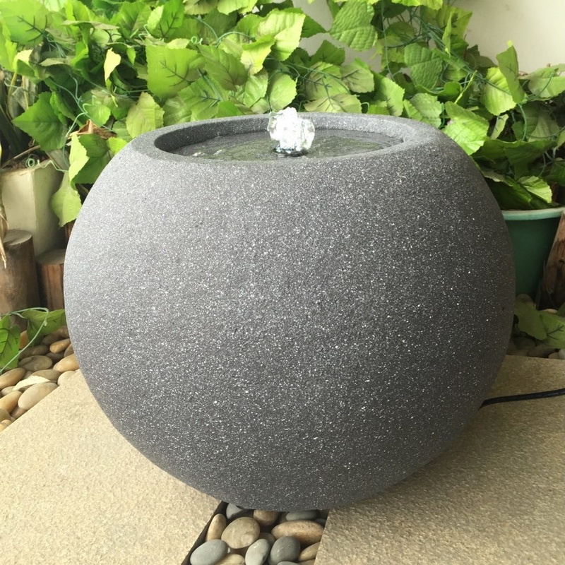 Đài phun nước nước tròn trong bề mặt đá để trang trí sân vườn