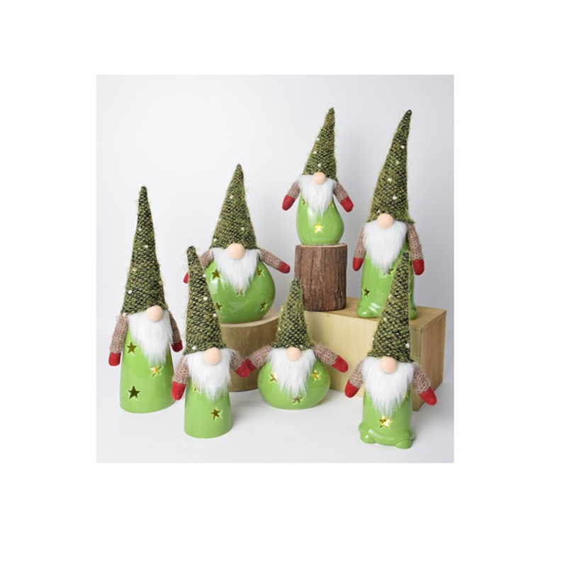 Một nhóm gồm 5 hoặc 7 gnomes gốm có mũ sang trọng